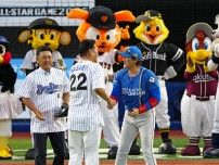 98年日本一バッテリーが始球式　佐々木主浩さんと谷繁元信さん