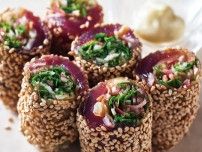下味をつけたライスペーパーで巻くから食べやすい！ 「かつおとたっぷりごまの生春巻き」