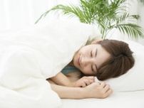 横向き寝は体に良い？悪い？ 老舗寝具メーカーに聞いた「理想的な寝姿勢」のポイント