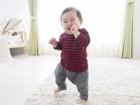 おしゃぶりくわえて床掃除！？“親方感ただよう”赤ちゃんに5.7万いいね「貫禄ありすぎて笑った」