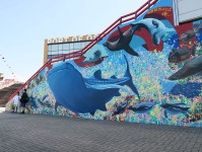 大阪・海遊館の生き物たちが「防潮堤のウォールアート」に、撮影楽しむ無料の新スポット