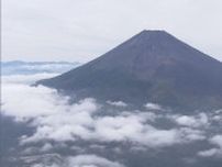 富士登山の83歳女性が2度の転倒と激しい雨で歩けず救助要請　警察と消防が担架で救助　富士宮口六合目