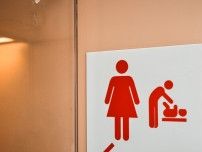ここ公共交通機関ですけど…　空港へ向かうモノレール内で堂々と赤ちゃんのおむつ替え　迷惑行為に該当？【弁護士が解説】