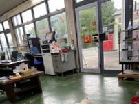 「ガソリンスタンドに寝転がる店長」に癒やされる人続出　白柴の“まつ店長”の自由気ままな姿が「さすがの接客」と話題に