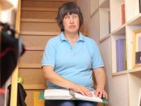 「特別扱いできない」　読書から遠ざかった全盲女性へ　郵便局の提案