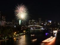 夜空に3000発咲く　大阪の夏を彩る天神祭クライマックス