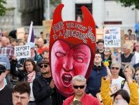 トランプ氏訪問のスコットランドで抗議デモ　母の故郷で人気低い理由