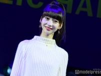 第1子妊娠中の元NGT48荻野由佳、ノースリーブ赤ワンピでふっくらお腹際立つ「大きくなってる」「綺麗」