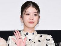 馬場ふみか、美デコルテ輝くオフショルドレス姿「上品で素敵」「さすがのスタイル」の声