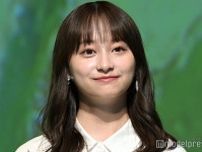 影山優佳、キャミトップスで肌見せ 母との食事ショットに「透明感すごい」「儚い」の声