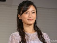 小島瑠璃子、子どもとの写真公開 畑仕事中の様子に「微笑ましい親子」「癒される」の声