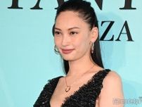 大政絢、Vネックにジュエリーきらり 素肌輝くブラックドレス姿【ティファニー銀座 オープニングイベント】