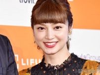 平愛梨、息子4人を顔出し公開「PAPAそっくりと言われるのが嬉しいカオス達」 夫・長友佑都選手の試合観戦