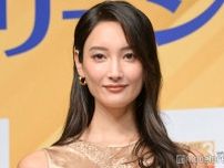 菜々緒、ショーパンでしゃがむユーモア溢れる写真話題「美脚」「どんな姿も様になる」