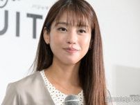 岡副麻希、美背中ざっくり水着姿 娘とのプール満喫ショットに反響「スタイル良すぎ」「健康的」
