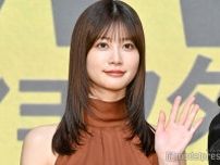 生見愛瑠、美肩際立つオフショル私服姿公開「着こなしオシャレ」「可愛すぎる」と反響