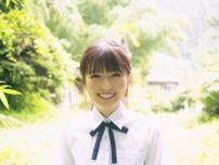 乃木坂46小川彩、“夏”の儚さ＆透明感強調 制服姿で青春グラビア