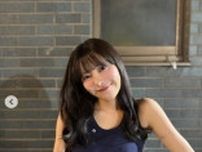 RIZINガール・竹内花、膝上ミニスカ×へそ出し衣装姿に反響続々