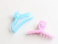 ダイソーで早い者勝ちだよ〜！「光に当てると…？」ある仕組みが隠されたヘアクリップ
