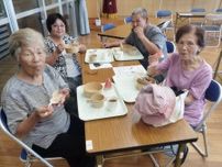 沖永良部島で集落巡る「みんな食堂」　屋子母公民館で0〜95歳が食卓囲む