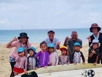 徳之島・花徳で「海のようちえん」　園児ら、海の知識学びサーフィンデビュー