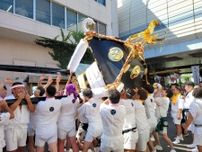 3年に1度の湊町八劔神社本祭り　みこしのゆすり込みや海辺には大漁旗も