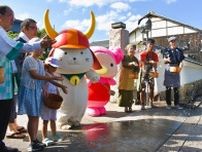 彦根・夢京橋キャッスルロードで「打ち水」　ひこにゃんもお手伝い