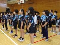 板橋・新河岸小に地元企業がオリジナルTシャツ寄贈　音楽朝会でお披露目