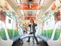 東急田園都市線で「タローマン電車」　赤一面、車内に岡本太郎12の言葉