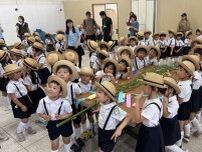 周南・徳山駅に園児の願いごと　河原幼稚園年長組が七夕の飾り付け
