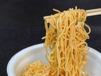 「このカップ焼きそば、マジでうまい」カップ麺好きライターがその進化に驚いた“日清の夏のシーフードトリオ”【1位は贅沢な海鮮麺料理のようですごい】