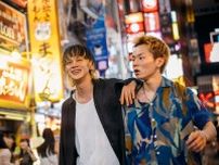 北村匠海が綾野剛にナイフを突きつける『愚か者の身分』場面写真公開、フォトカード付きムビチケも