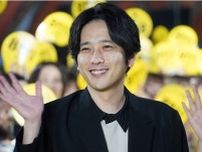 二宮和也、『８番出口』“8つの異変”が仕込まれた88ｍイエローカーペットで笑顔！「いっぱい写真を撮ってもらって楽しい」