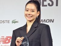 なごみ、圧巻美脚を大胆披露　スニーカー賞に喜び「マストアイテム」