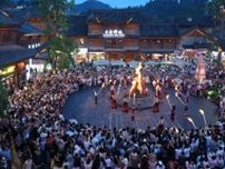 茶馬古城で「馬幇たいまつ祭り」開催　中国・雲南省普洱市