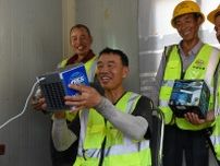 作業現場に「涼み小屋」設置、高温下の作業員守る　中国新疆ウイグル自治区