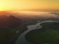 空から流れ落ちる「光の滝」　中国安徽省寧国市
