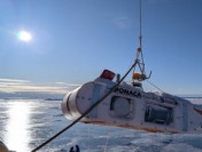 南極氷河沖で無人潜水機、命綱なし200m航行に成功した！