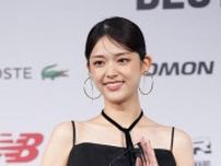 松村沙友理、シンプル黒ドレスに黒スニーカーで登壇「かっこよさも安心感も」ベストドレッサー賞