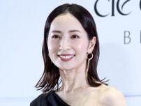 真飛聖が左肩露出したドレス姿披露、宝塚歌劇団時から大事にしているのは「楽しんで面白がって」