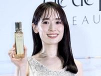 泉里香が全身白ジャンプスーツ姿披露　結婚発表後初の公の場で笑顔「いろんなことも楽しみながら」
