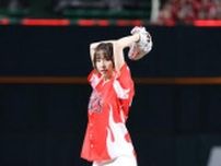 【ソフトバンク】女優篠田麻里子「本当に幸せ」セレモニアルピッチ「上からマリコ」に合わせ登場
