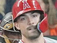 Ｄバックスのグリチェク外野手が試合中にロイヤルズにトレード、途中交代しベンチで同僚らとハグ