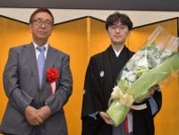 【将棋】伊藤匠叡王就位式で師匠・宮田利男八段が花束贈呈し「叡王様」　爆笑誘う