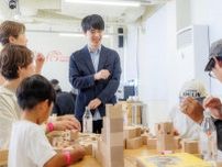 藤井聡太７冠「世代を超えた楽しさ実感」万博スイス館で４歳時に夢中になった「キュボロ」で遊ぶ