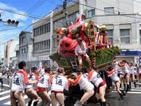 佐賀・鳥栖山笠勇壮に　力水浴びて「総がぶり」　