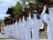 熊本・阿蘇神社で7月28日に御田植神幸式　白装束の女性たち「宇奈利」が青田を練り歩く