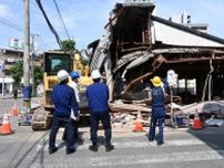 久留米市の建物倒壊事故、福岡県警が現場検証　信号待ちの男性も巻き込まれけが