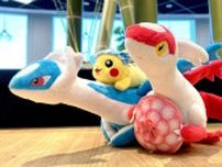 「ラーメン持ってる！」ラーメン店主＆にわかせんぺいも！ポケモンセンターフクオカの限定ピカチュウに大反響「ラーメンピカかわいすぎる」「めたくそに良いな！！」の声