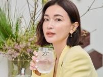 「海辺のアフロディテですね」ブラック水着で戯れる46歳長谷川京子に絶賛の声「美しい」「Queen」「同性ながら見惚れた」